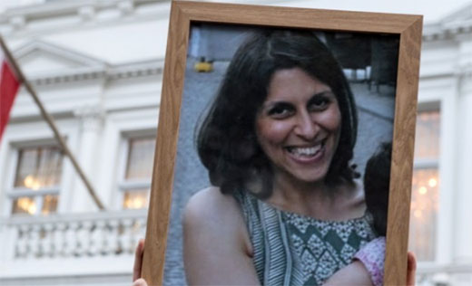 Nazanin Zaghari-Ratcliffe auf einem Foto vor der iranischen Botschaft in London - ihr Ehemann hatt dort eine Schweigeminute veranstaltet. Nazanin Zaghari-Ratcliffe auf einem Foto vor der iranischen Botschaft in London - ihr Ehemann hatt dort eine Schweigeminute veranstaltet.